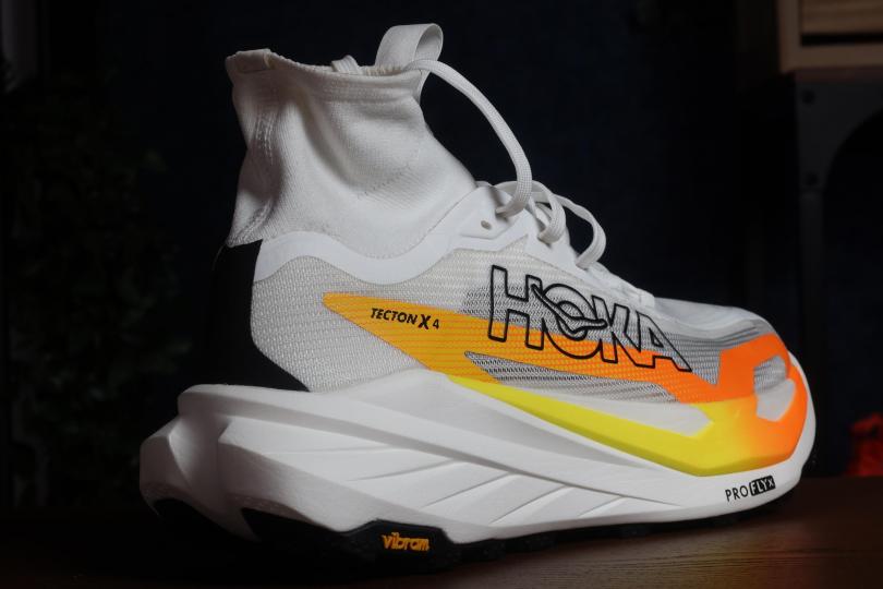 JDT, la Hoka Tecton X 4. Vue 3 quarts arrière