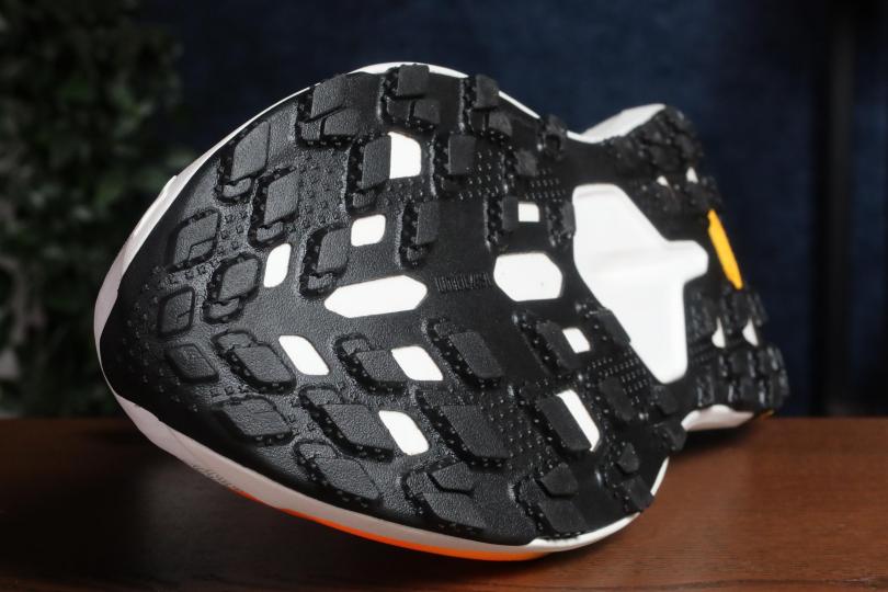 JDT, la Hoka Tecton X 4. Les crampons Vibram