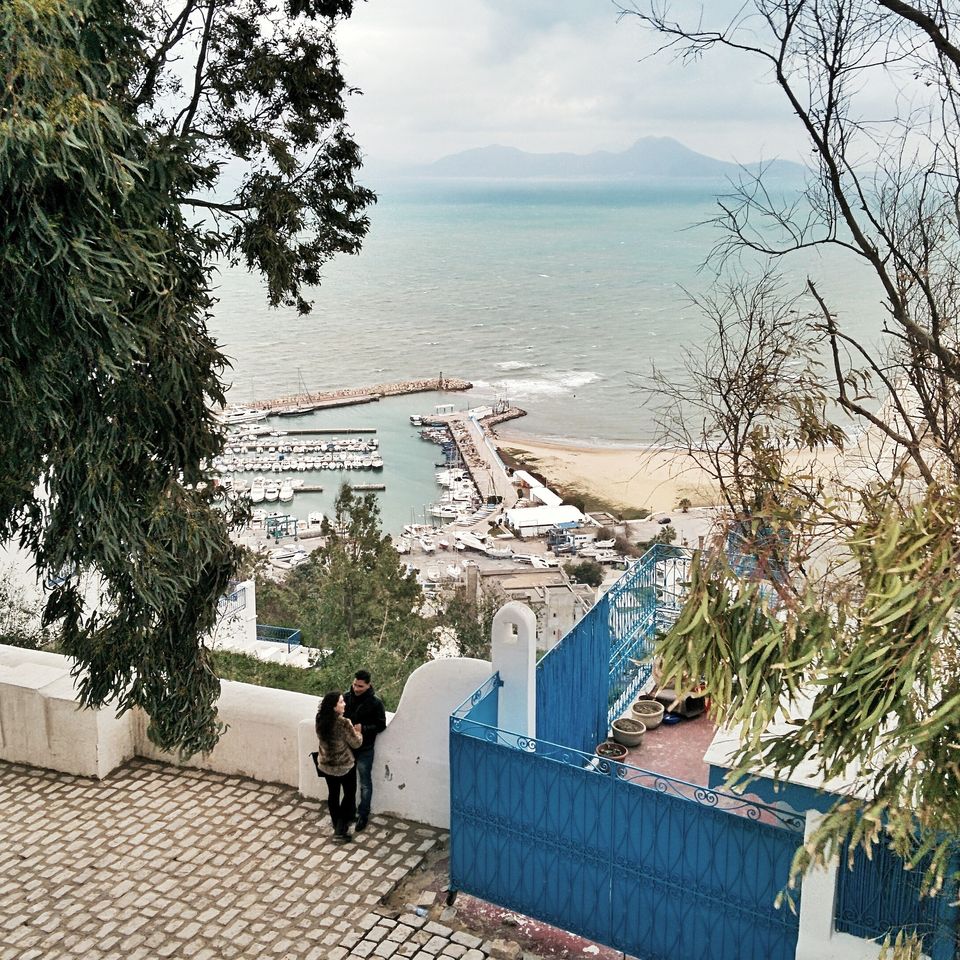 Un couple dans un coin de ruelle de Sidi Bou Saïd