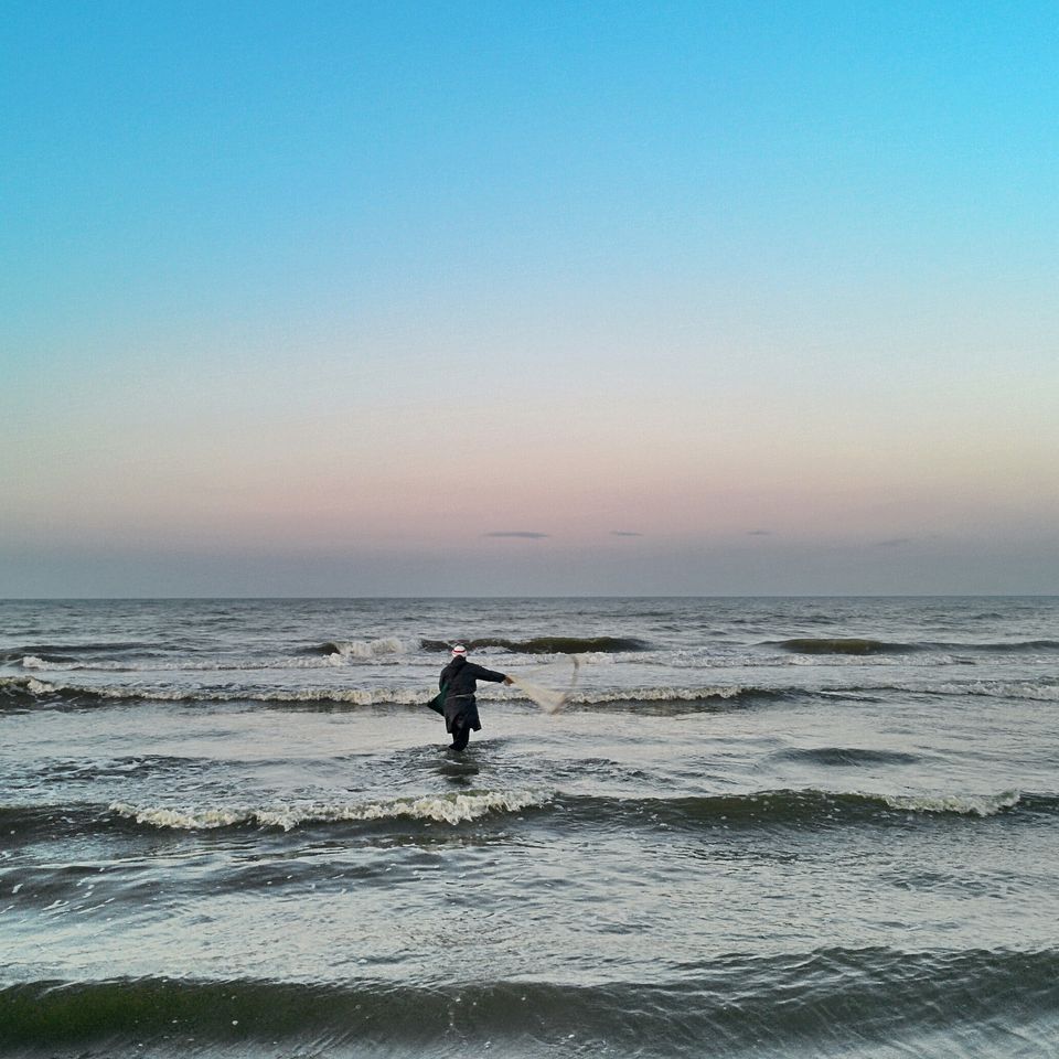 Pêcheur au filet sur la plage de Gammarth